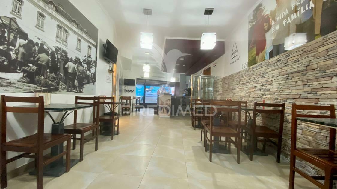 Pastelaria com sala de refeições em rio maior