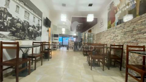 Pastelaria com sala de refeições em rio maior