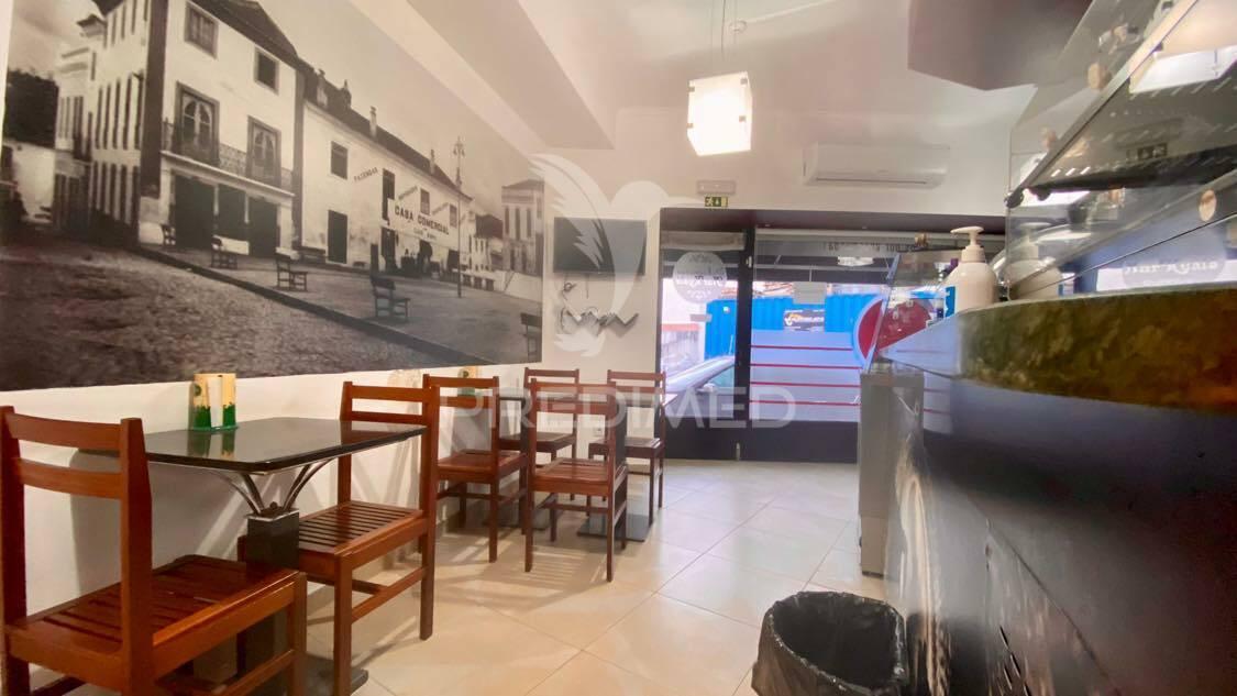 Pastelaria com sala de refeições em rio maior