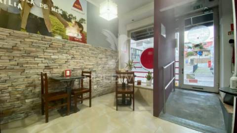 Pastelaria com sala de refeições em rio maior