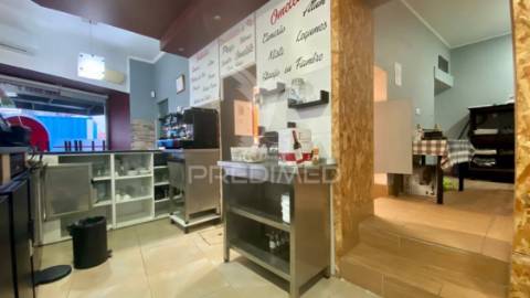 Pastelaria com sala de refeições em rio maior