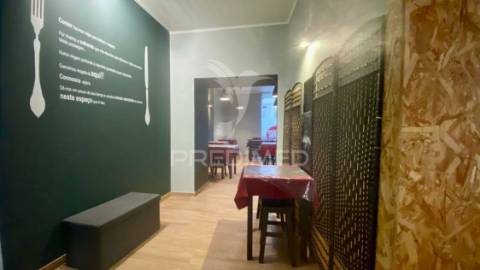 Pastelaria com sala de refeições em rio maior