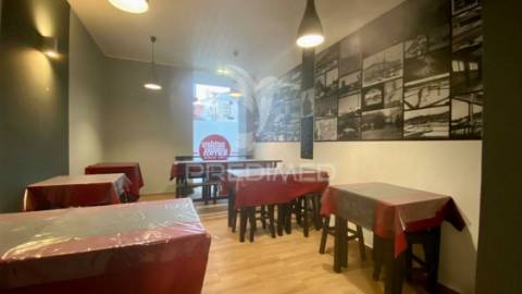 Pastelaria com sala de refeições em rio maior