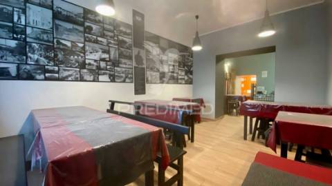 Pastelaria com sala de refeições em rio maior