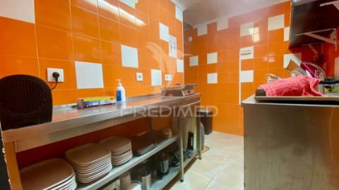 Pastelaria com sala de refeições em rio maior