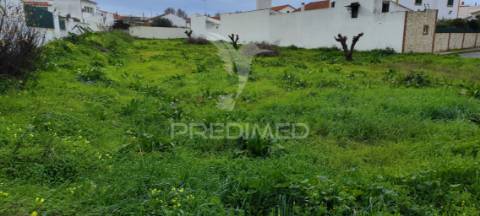 Terreno urbano de 1330m2 com projeto para moradia de 265m2