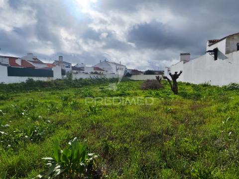Terreno urbano de 1330m2 com projeto para moradia de 265m2