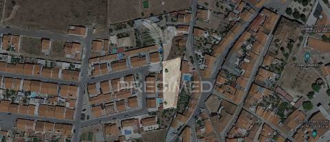 Terreno urbano de 1330m2 com projeto para moradia de 265m2