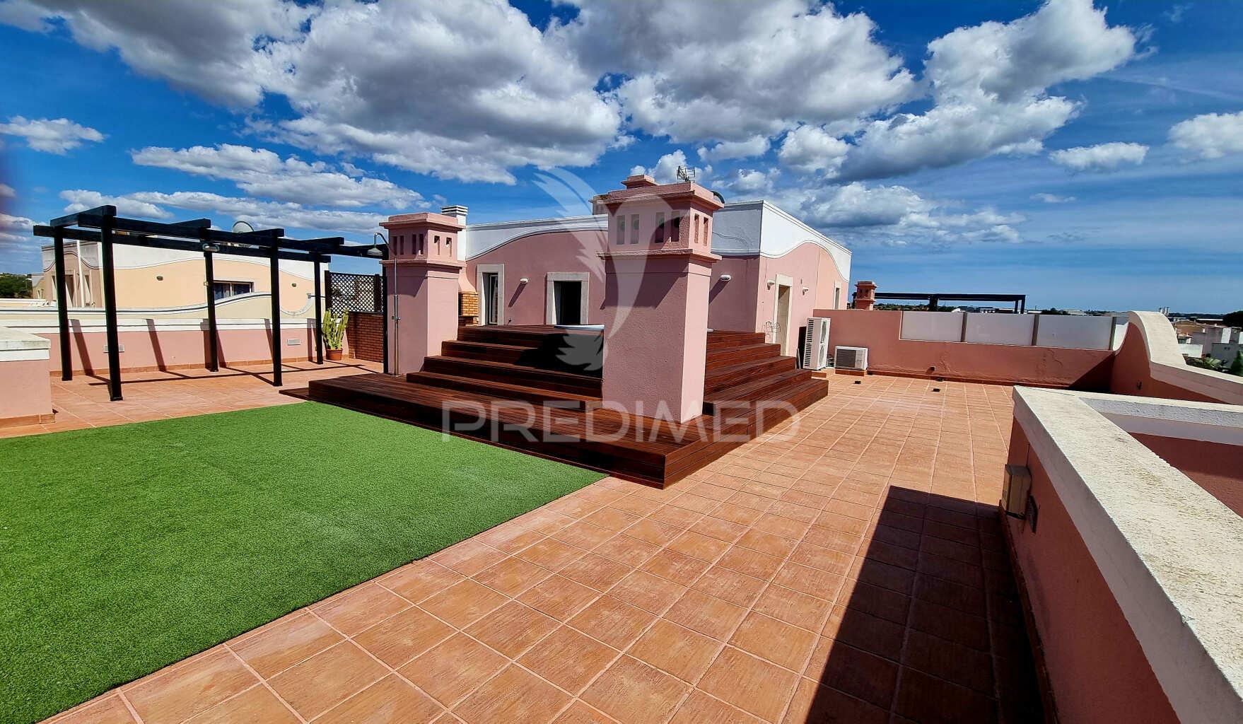 **fabuloso penthouse t3 com vista deslumbrante para o rio arade**
