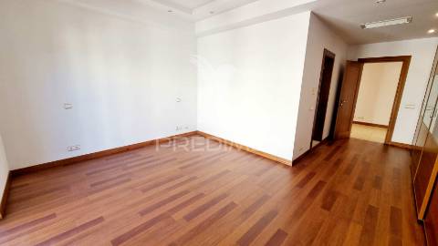 **fabuloso penthouse t3 com vista deslumbrante para o rio arade**