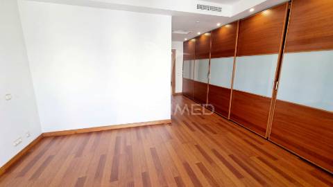 **fabuloso penthouse t3 com vista deslumbrante para o rio arade**