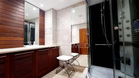 **fabuloso penthouse t3 com vista deslumbrante para o rio arade**