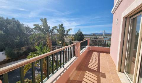 **fabuloso penthouse t3 com vista deslumbrante para o rio arade**