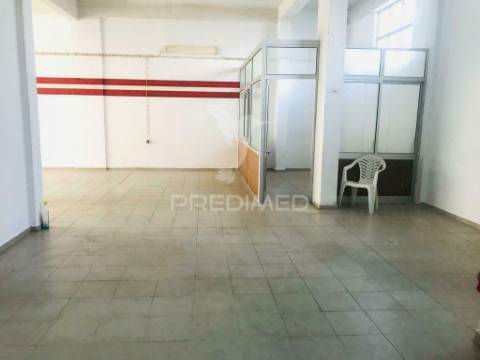 Loja  em portimão em local com serviços comerciais diversos