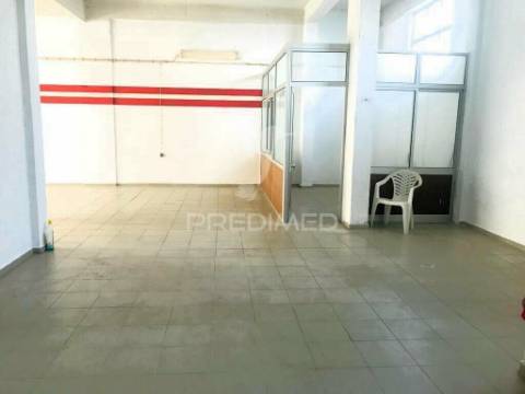 Loja  em portimão em local com serviços comerciais diversos