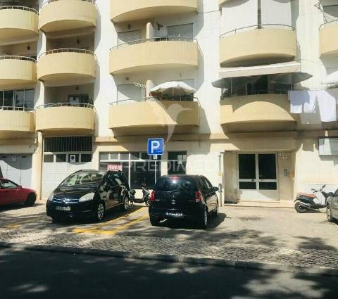 Loja  em portimão em local com serviços comerciais diversos