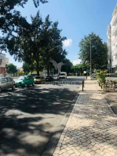 Loja  em portimão em local com serviços comerciais diversos