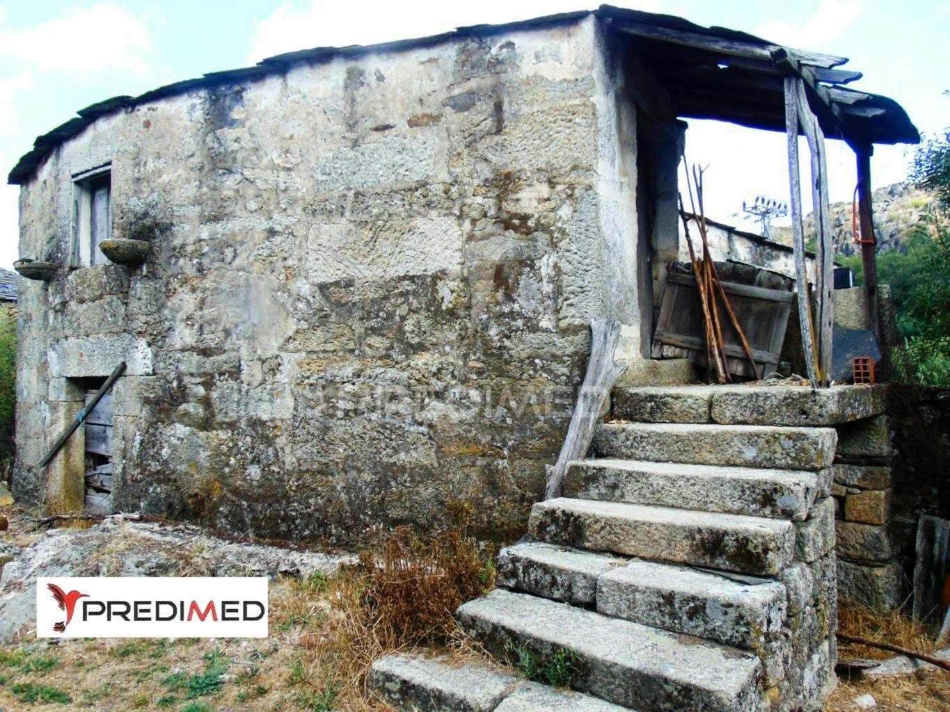 Casa em pedra c/ terreno para recuperar a 12 kms de vila real