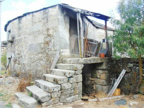 Casa em pedra c/ terreno para recuperar a 12 kms de vila real