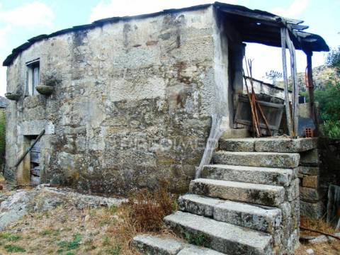 Casa em pedra c/ terreno para recuperar a 12 kms de vila real