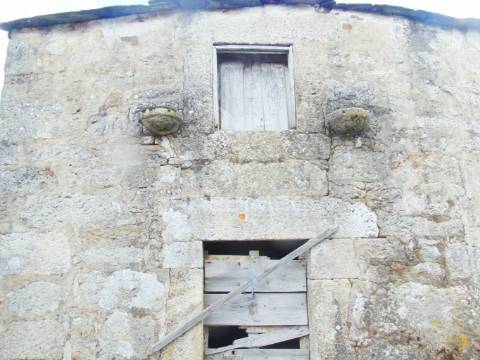 Casa em pedra c/ terreno para recuperar a 12 kms de vila real