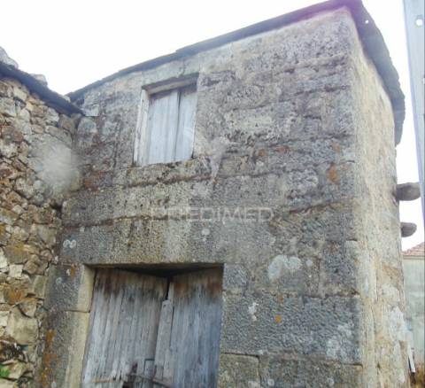 Casa em pedra c/ terreno para recuperar a 12 kms de vila real