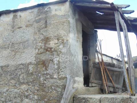 Casa em pedra c/ terreno para recuperar a 12 kms de vila real