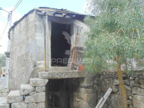 Casa em pedra c/ terreno para recuperar a 12 kms de vila real