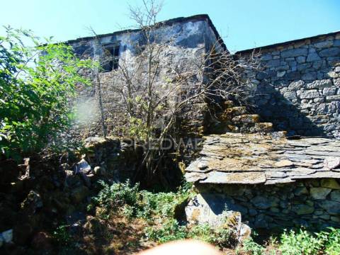 Casa em pedra c/ terreno para recuperar a 12 kms de vila real