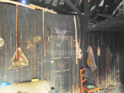 Casa em pedra c/ terreno para recuperar a 12 kms de vila real