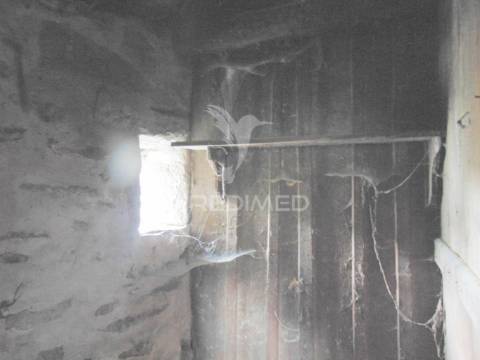 Casa em pedra c/ terreno para recuperar a 12 kms de vila real