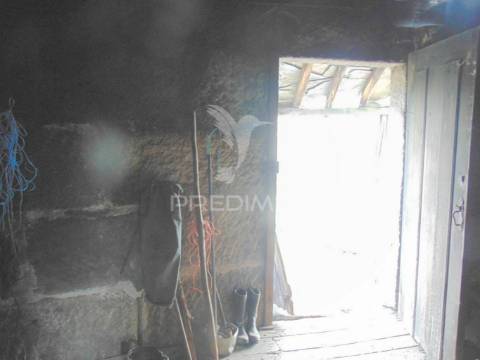 Casa em pedra c/ terreno para recuperar a 12 kms de vila real