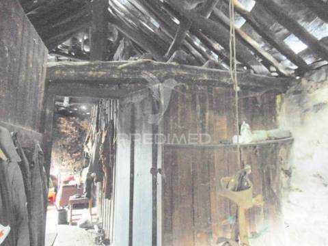 Casa em pedra c/ terreno para recuperar a 12 kms de vila real