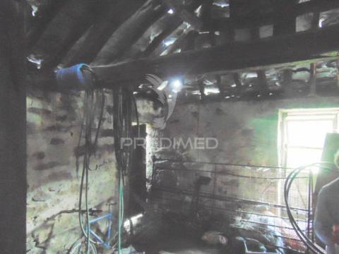 Casa em pedra c/ terreno para recuperar a 12 kms de vila real