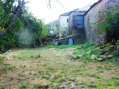 Casa em pedra c/ terreno para recuperar a 12 kms de vila real