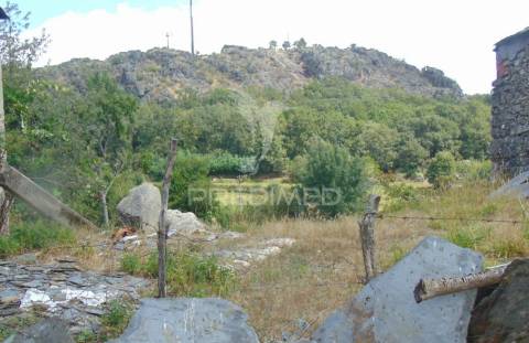Casa em pedra c/ terreno para recuperar a 12 kms de vila real