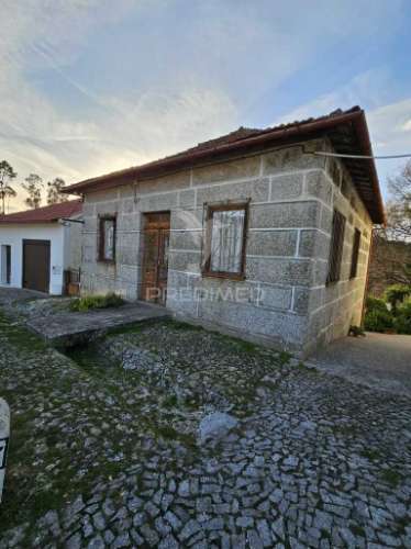 Moradia para restauro em silvares (s. martinho) - fafe