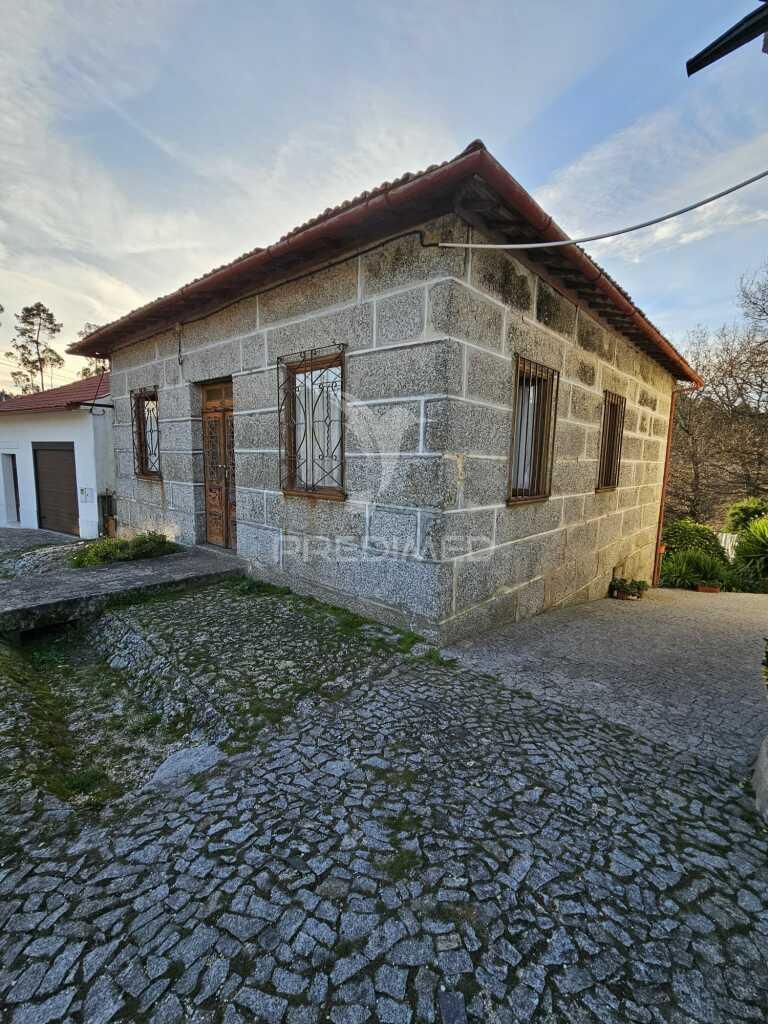 Moradia para restauro em silvares (s. martinho) - fafe