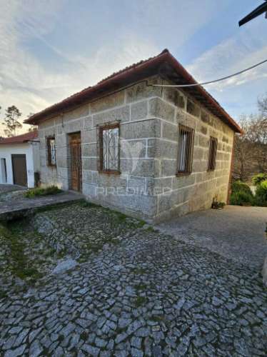 Moradia para restauro em silvares (s. martinho) - fafe