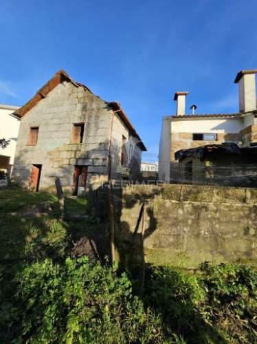 Moradia para restauro em silvares (s. martinho) - fafe