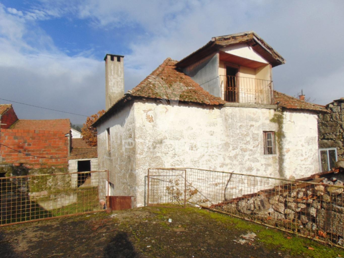 Casa antiga p/recuperar a 7 kms de murça