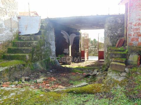 Casa antiga p/recuperar a 7 kms de murça