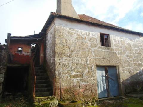 Casa antiga p/recuperar a 7 kms de murça