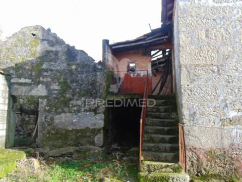 Casa antiga p/recuperar a 7 kms de murça