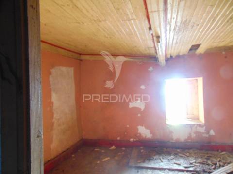Casa antiga p/recuperar a 7 kms de murça
