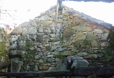 Casa antiga p/recuperar a 7 kms de murça
