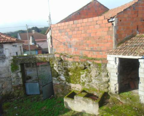 Casa antiga p/recuperar a 7 kms de murça