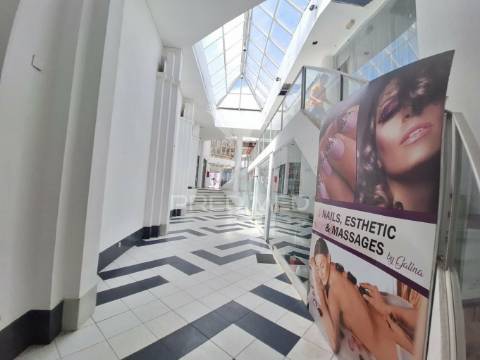 Loja no centro comercial vila nova em albufeira - oura