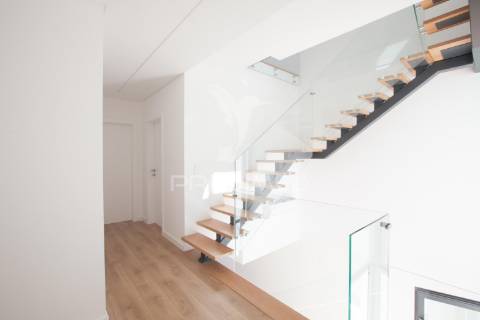 Moradia nova - piscina - funchalinho / costa caparica