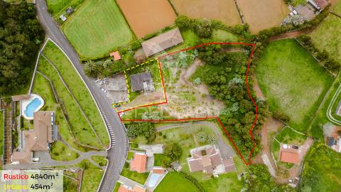 Edifício com 4 apartamentos (2 - t2 e 2 -t1) mais terreno rústico